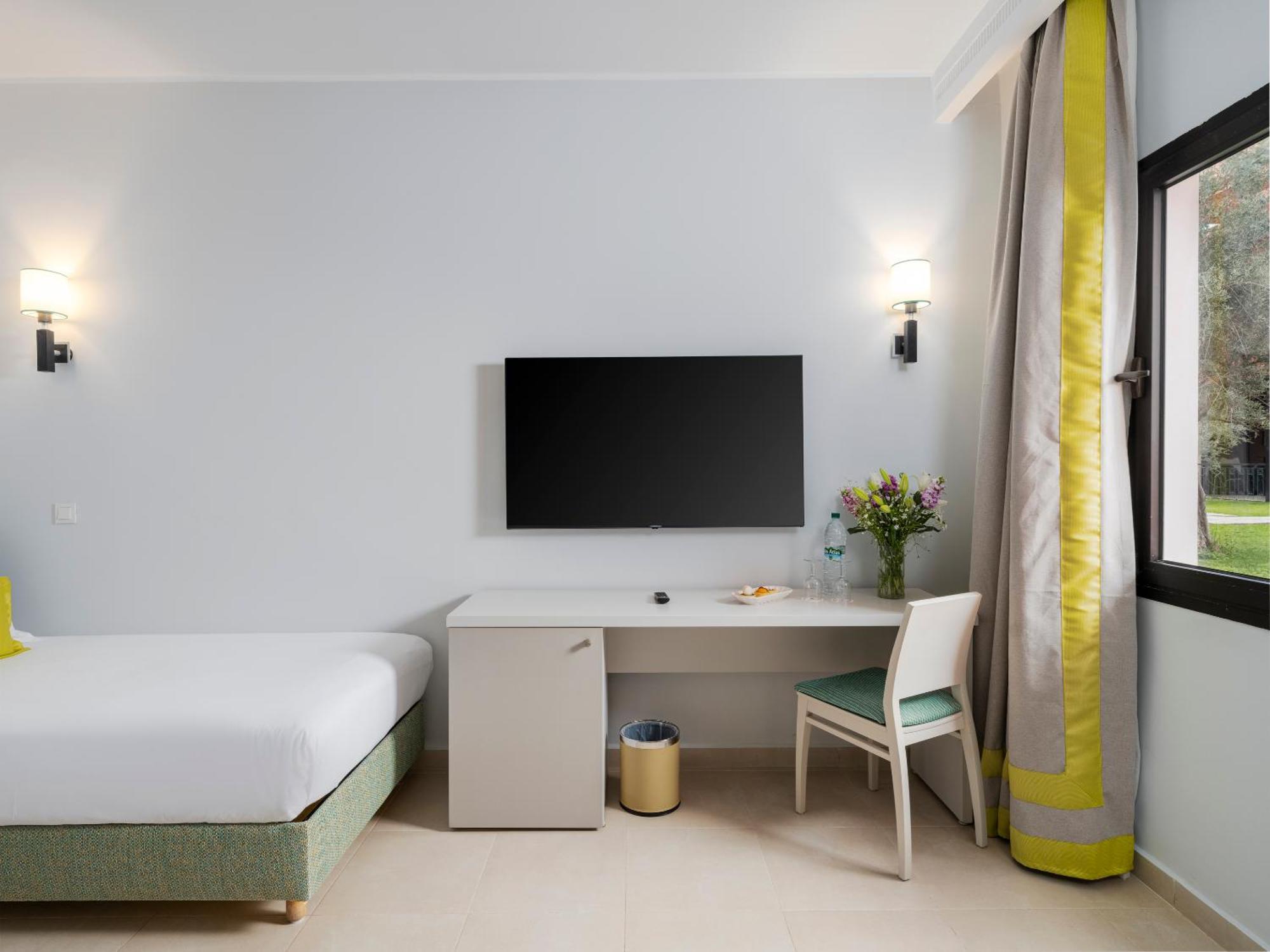 Quarto Triplo Standard com Vista Piscina